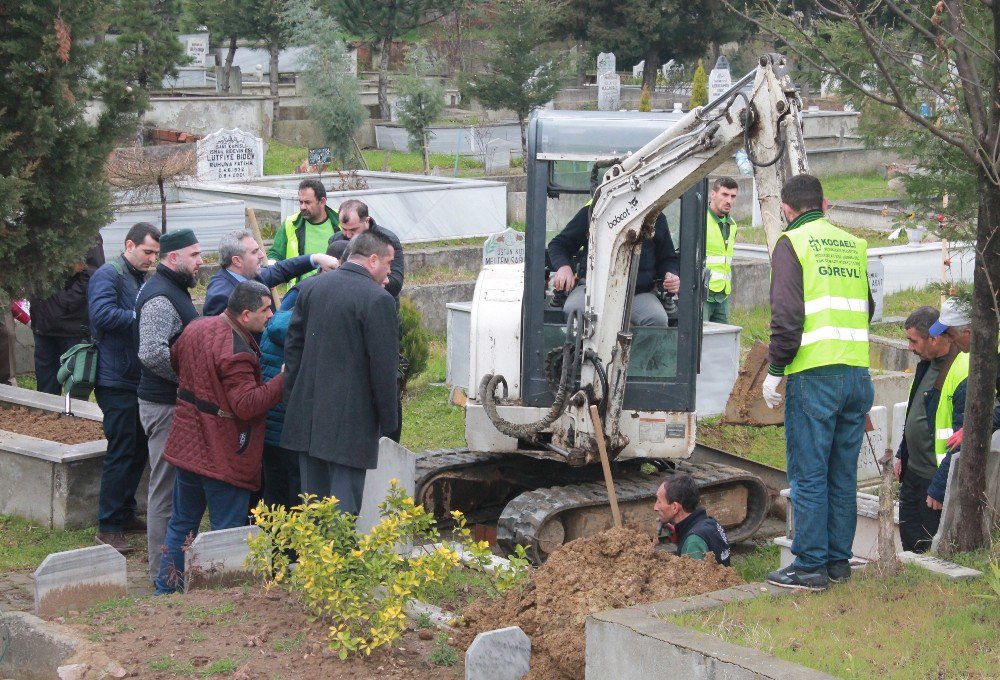 Depremde Kaybolan Kız İçin 28 Mezar Açıldı