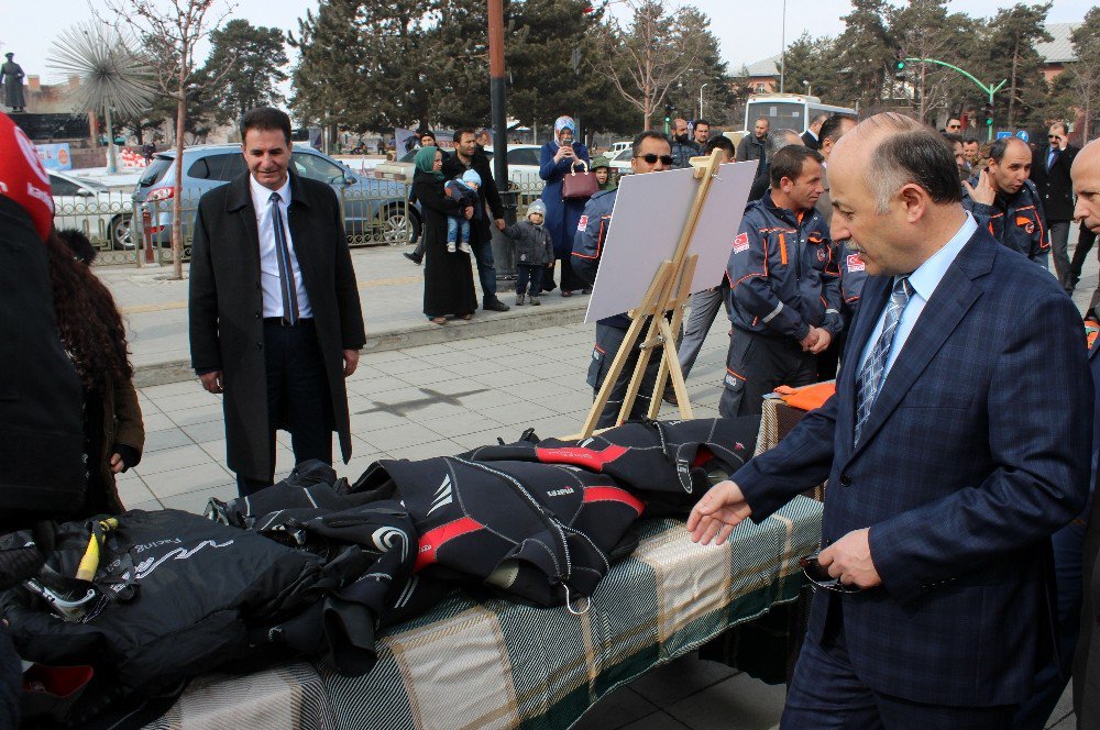 Çocuklar Validen İmza Alabilmek İçin Birbiriyle Yarıştı