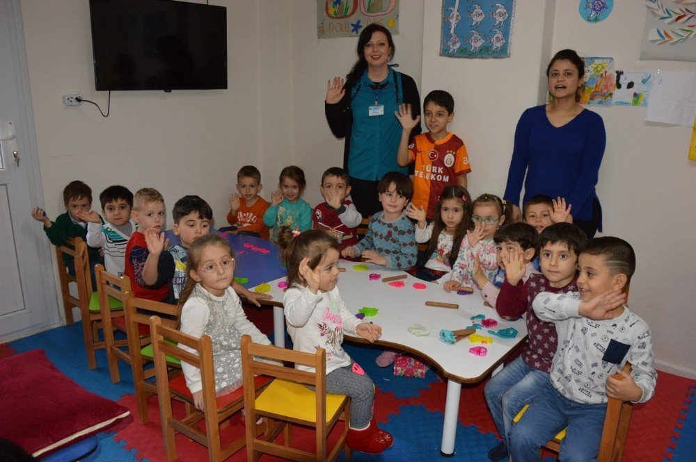 Anneler Kursta Çocuklar Kreşte