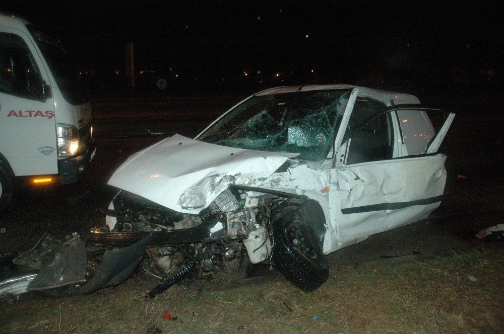 Otomobil Tır’a Çarptı: 2 Yaralı