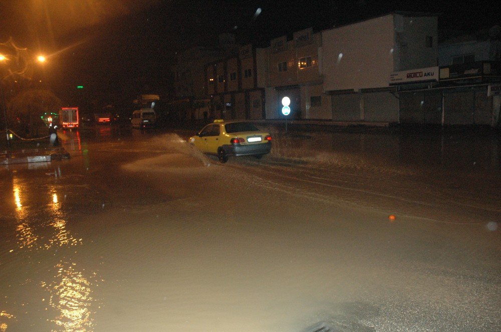 Adana’da Su Borusu Patladı, Dev Çukur Açıldı