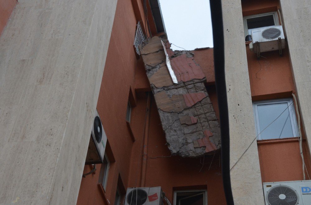 Adıyaman’daki Deprem, Mardin Valiliği Binasını Da Etkiledi