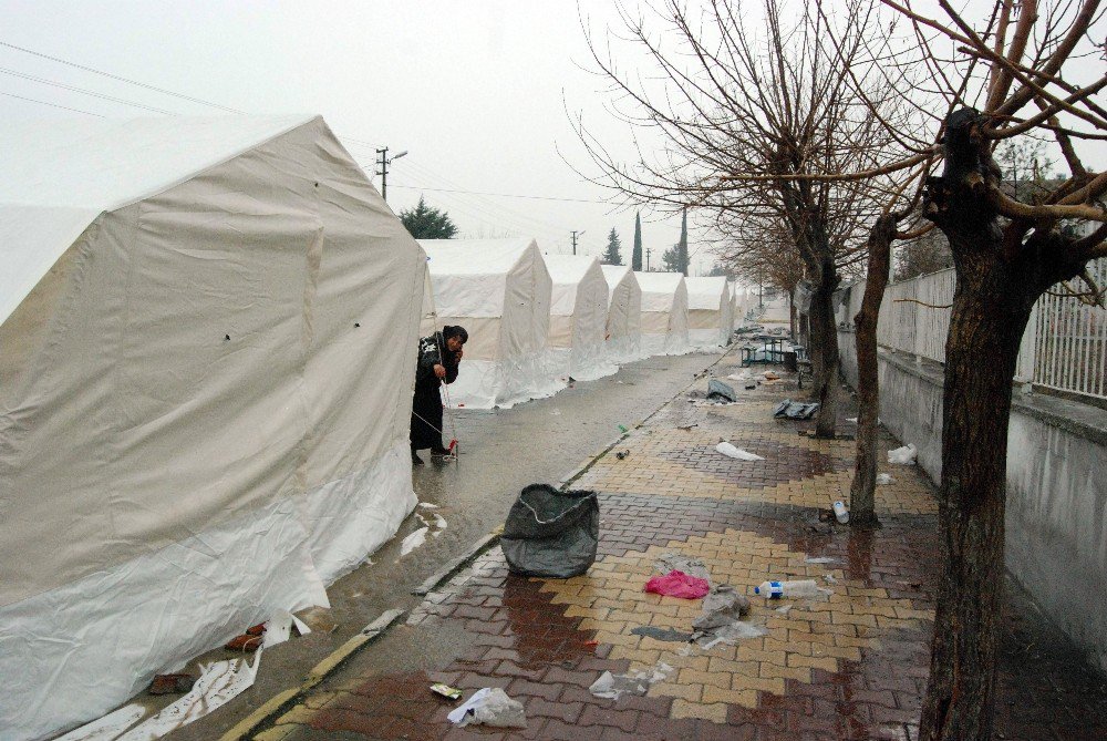 Depremzedelerin Çadırlarını Yağmur Nedeniyle Su Bastı