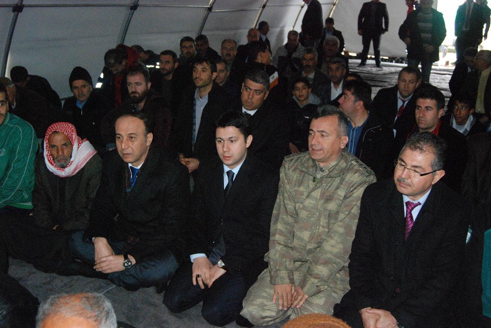 Depremzedeler Cuma Namazını Çadırlarda Kıldı
