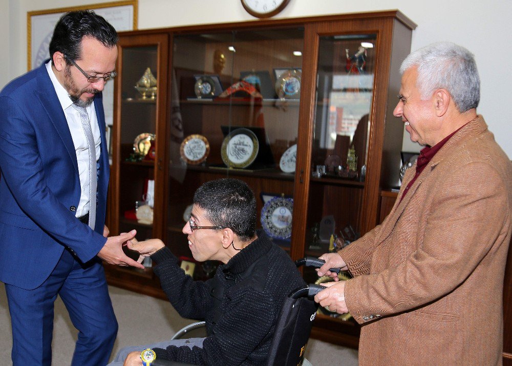 Adü Rektörü Bircan Engelli Öğrenciye Verdiği Sözü Tuttu