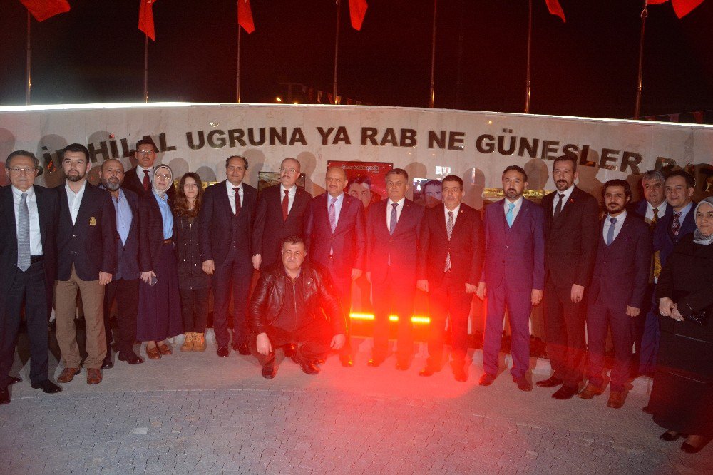 Bakan Işık, Şehitler Anıtı’nı Ziyaret Etti