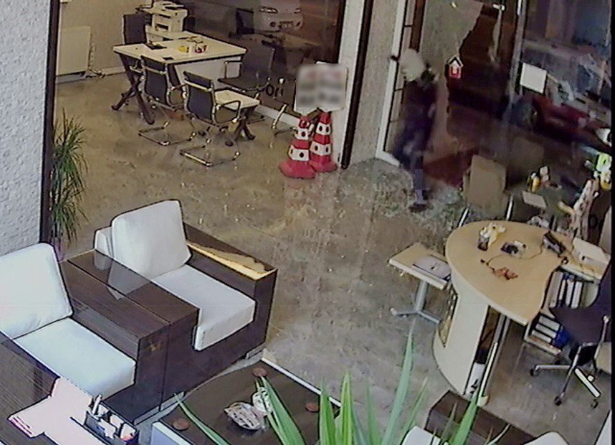 Acemi Hırsız Neredeyse Kendisini Sakatlıyordu