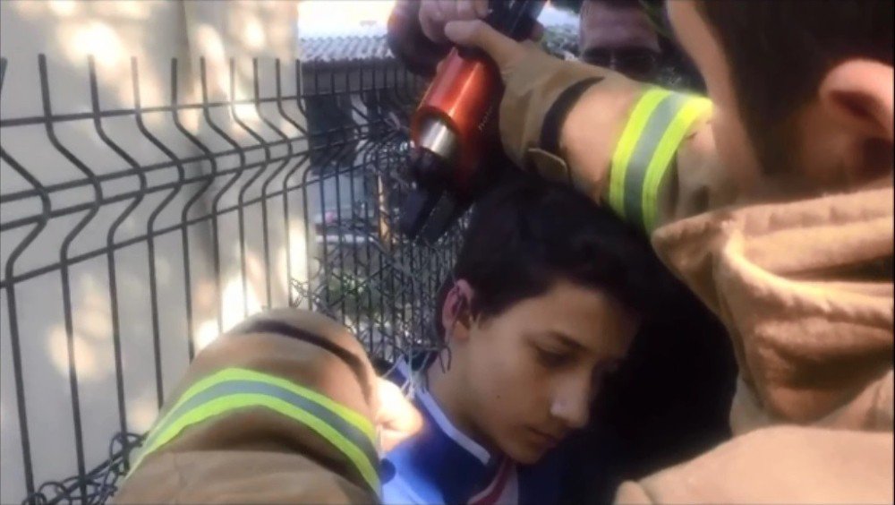 Yolda Yürürken Kulağı Tellere Takıldı