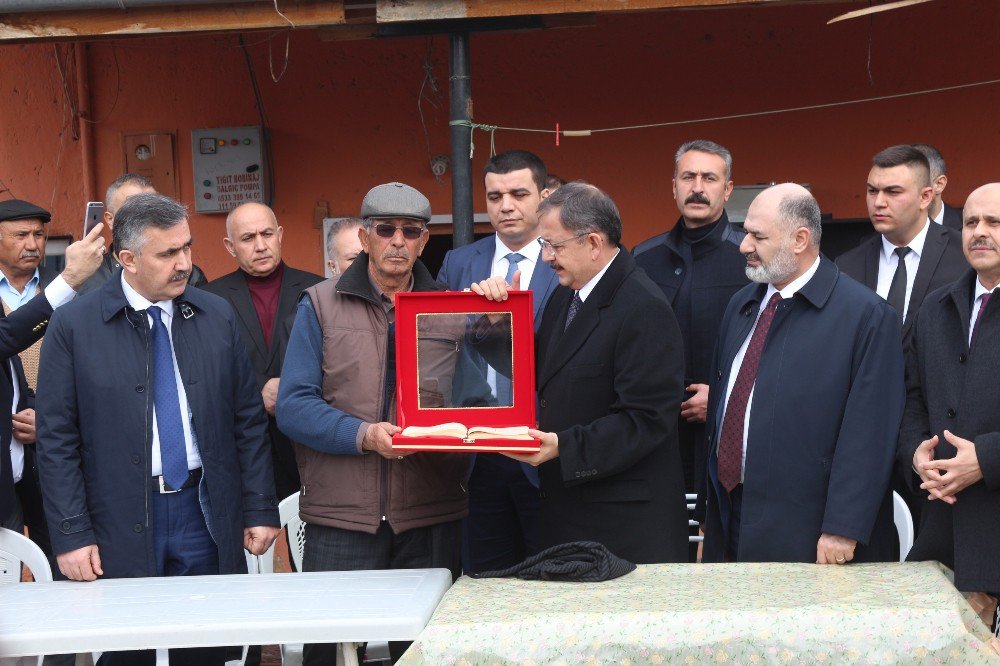 Bakan Özhaseki, Ömer Halisdemir’in Kabrini Ziyaret Etti