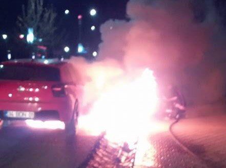 Elazığ’da Seyir Halindeki Otomobil Yandı