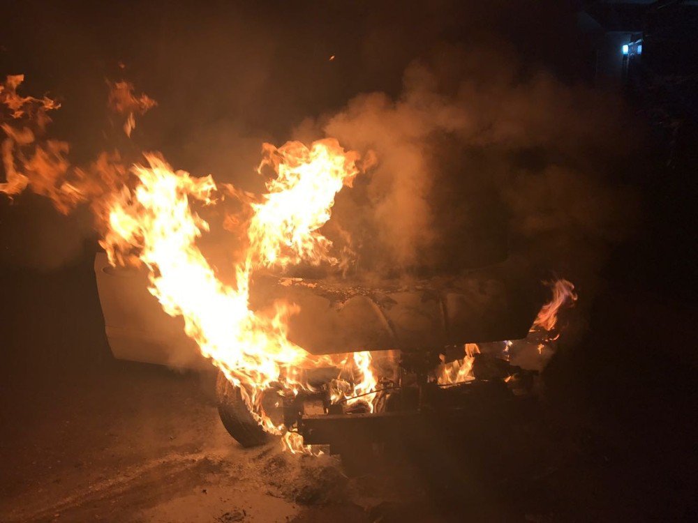 Otomobili Kundaklarken Kendi De Yandı