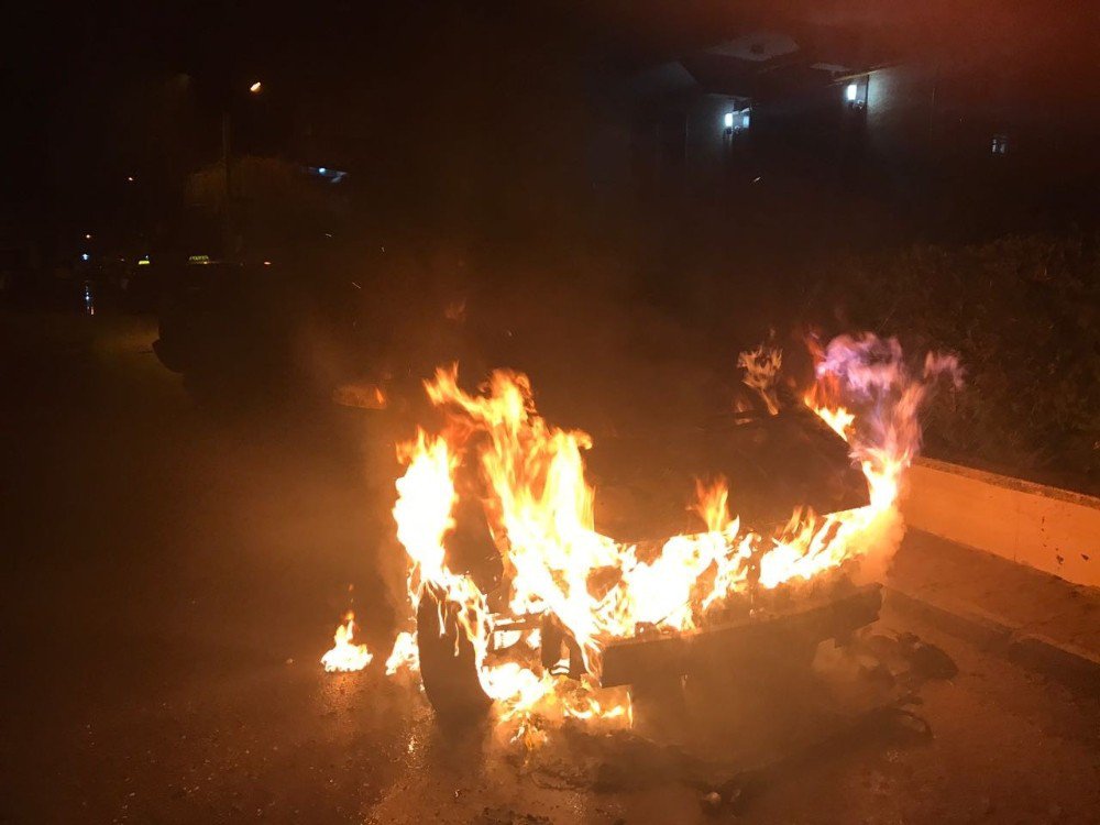 Otomobili Kundaklarken Kendi De Yandı