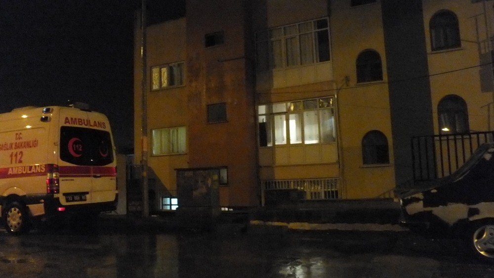 İntihar Etmek İsteyen Genç ,Ekmek Bıçağıyla Kız Kardeşini Rehin Aldı