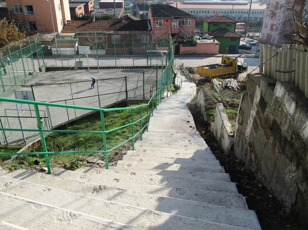 İzmit’te Korkuluk Çalışmaları Devam Ediyor