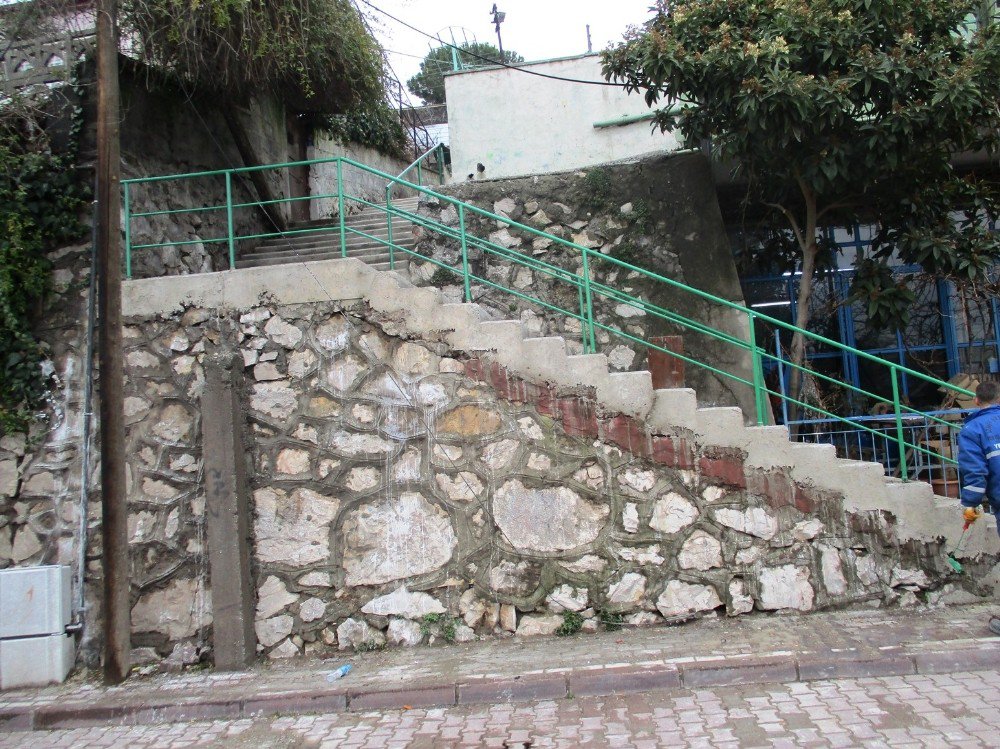 İzmit’te Korkuluk Çalışmaları Devam Ediyor