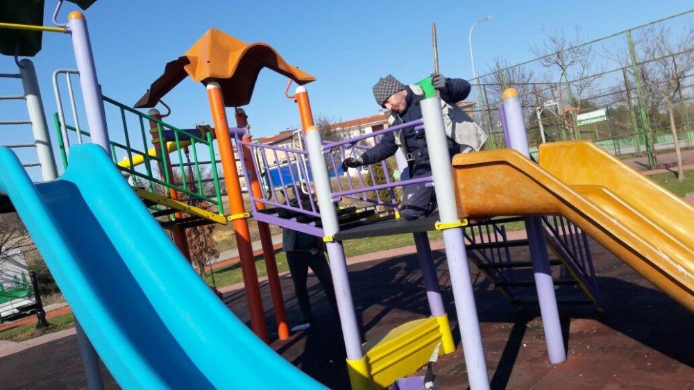 İzmit’te Parklara Bahar Temizliği Yapılıyor