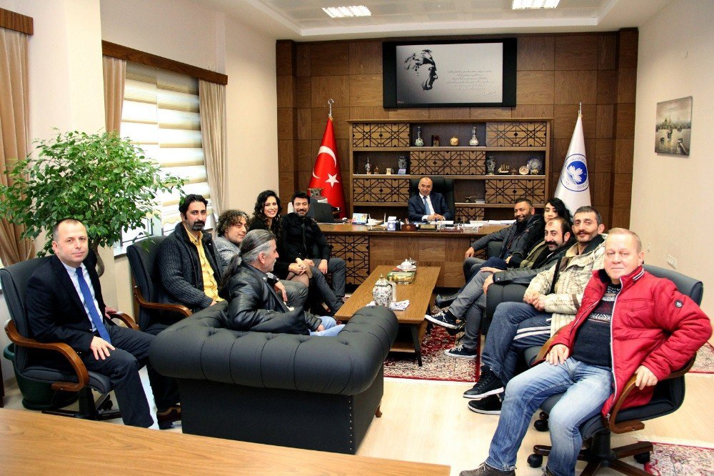 Düzensiz Düzenbazlar Film Yönetmeni Ve Oyunculardan Üniversiteye Ziyaret