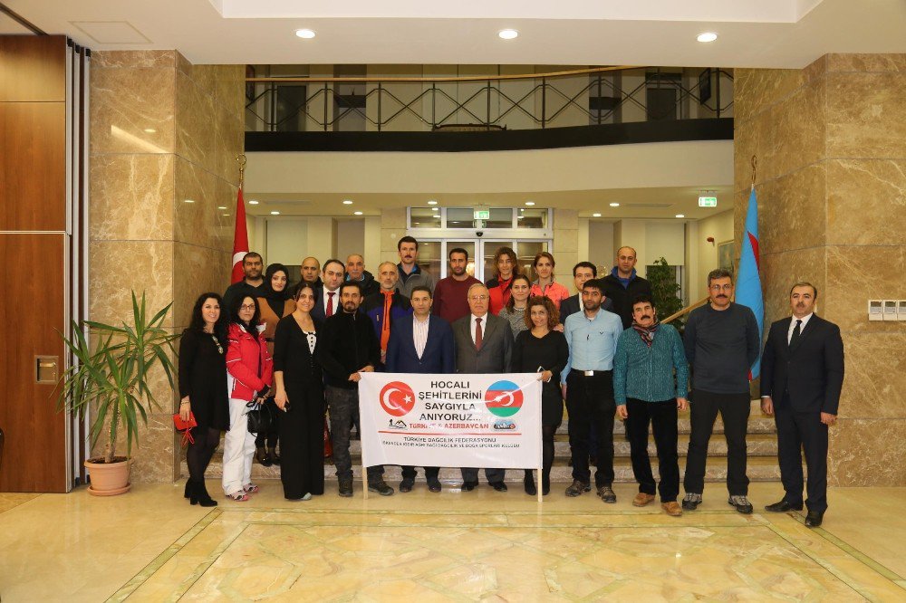 Manisalı Dağcılar Nahçıvan’ın Zirvesinde Hocalı Şehitlerini Andı