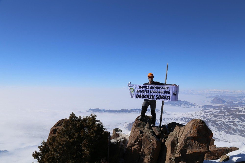 Manisalı Dağcılar Nahçıvan’ın Zirvesinde Hocalı Şehitlerini Andı