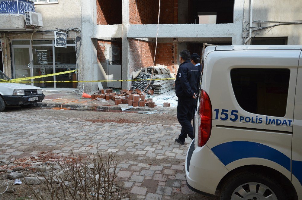 Manisa’da İnşaattan Düşen İşçi Ağır Yaralandı