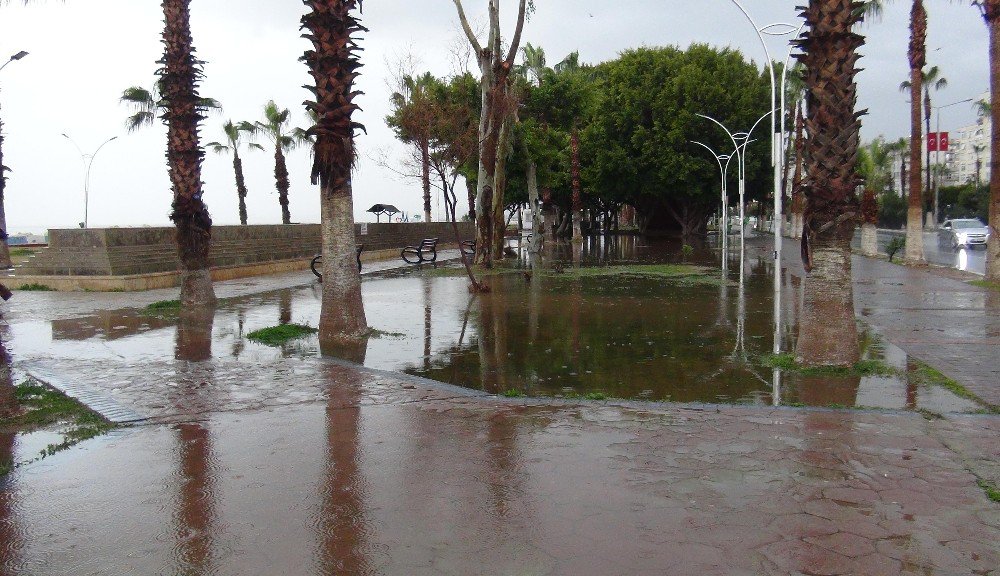 Sağanak Yağmur Mersin’de Hayatı Olumsuz Etkiledi