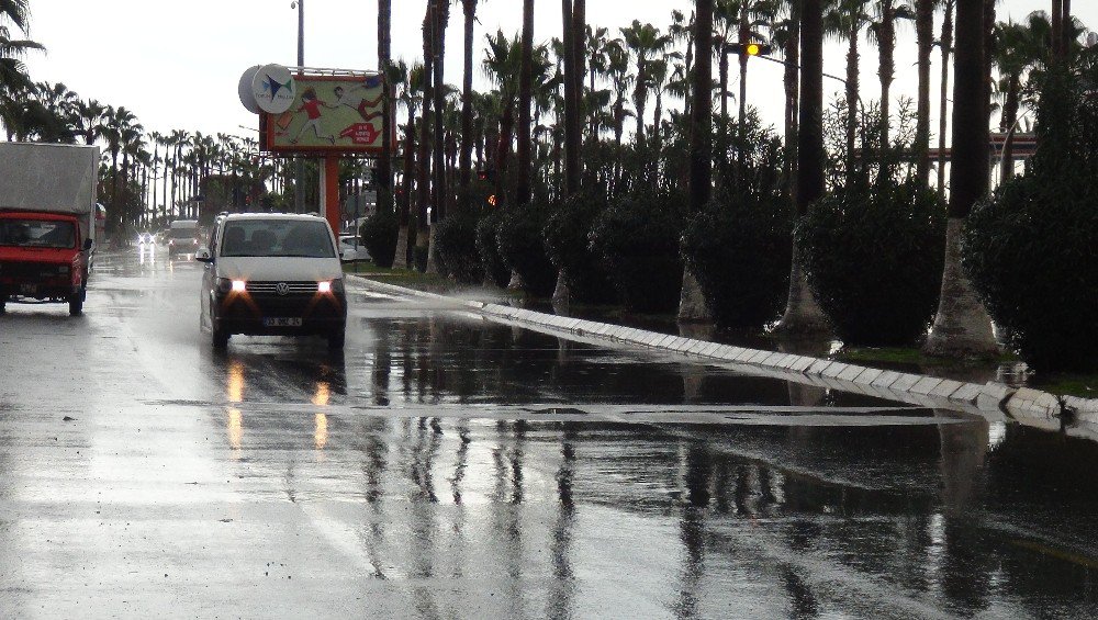 Sağanak Yağmur Mersin’de Hayatı Olumsuz Etkiledi
