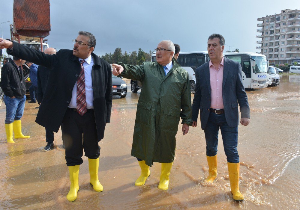 Mersin’de Sağanak Yağış Etkili Oldu