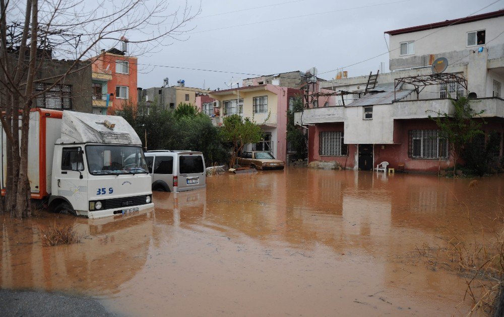 Mersin’de Evleri Ve Tarım Arazilerini Su Bastı