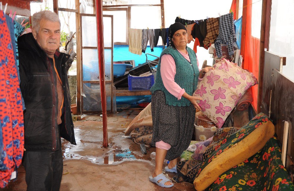 Mersin’de Evlerini Su Basan Aileler Mağdur Oldu