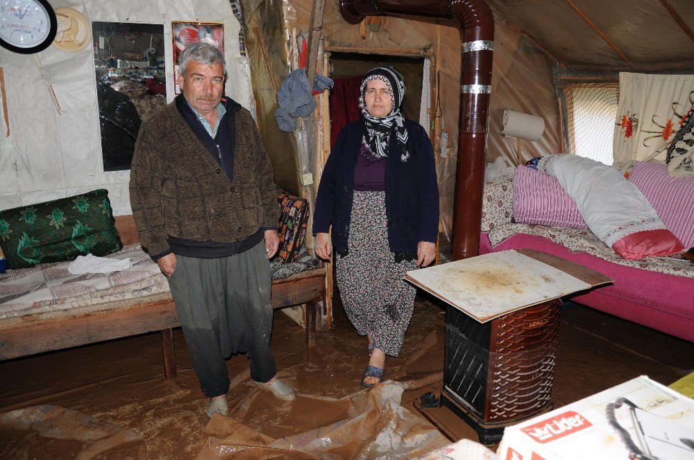 Mersin’de Evlerini Su Basan Aileler Mağdur Oldu