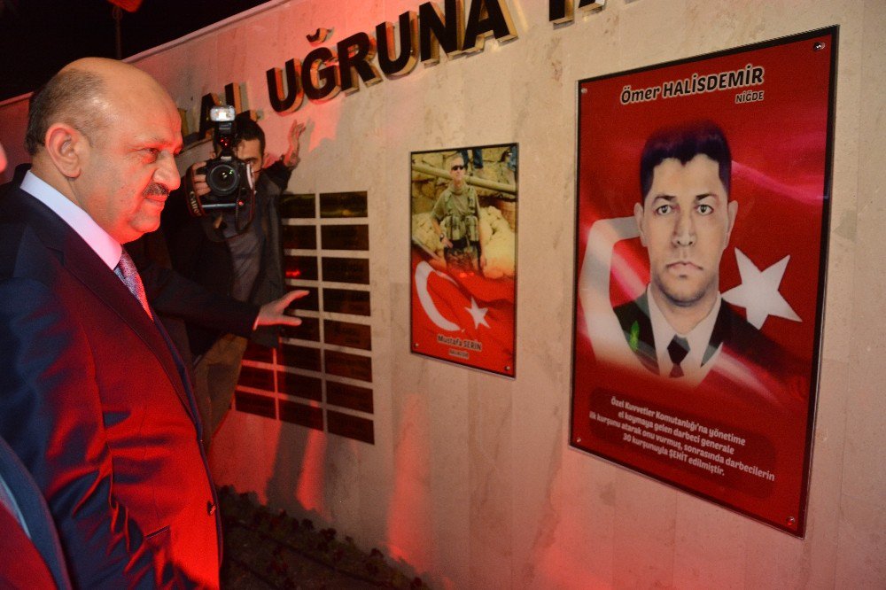 Bakan Işık, Şehitler Anıtı’nı Ziyaret Etti