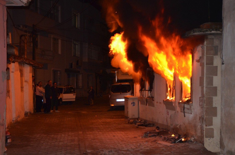 Boş Ev Alev Alev Yandı