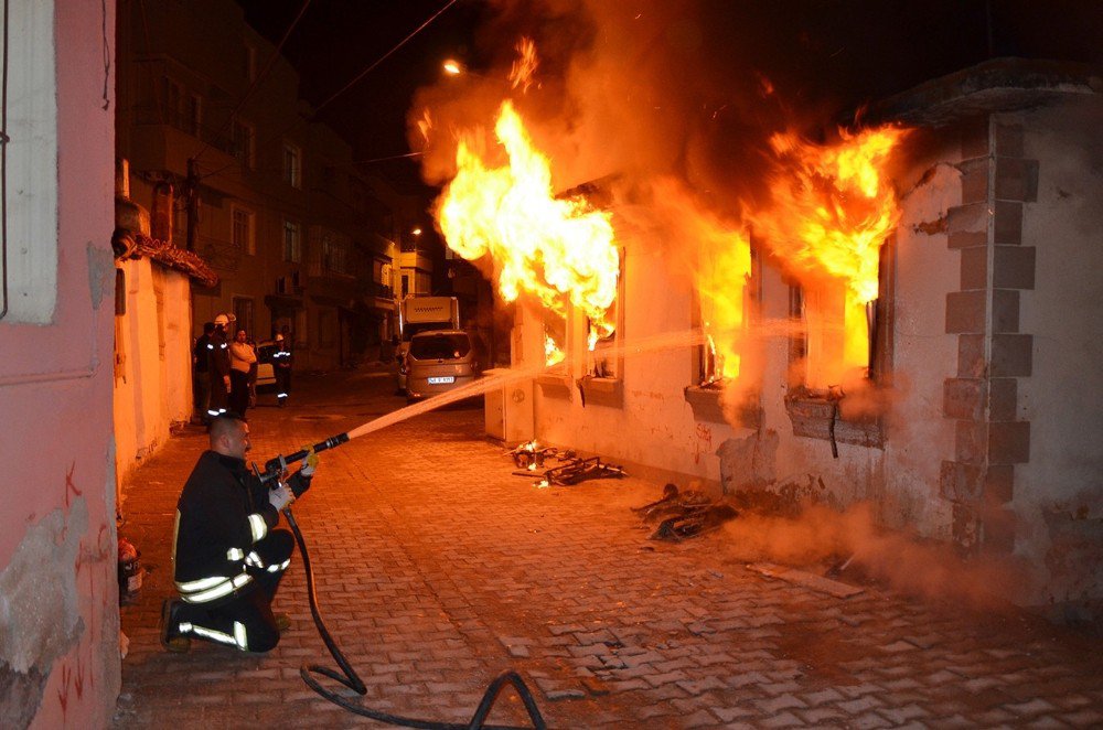 Boş Ev Alev Alev Yandı