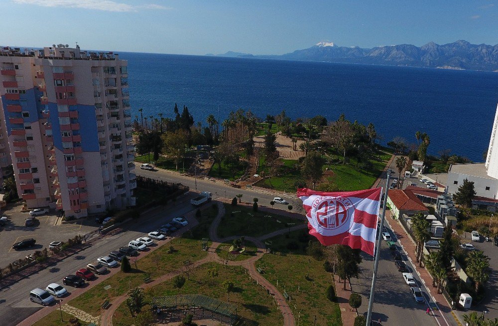 Antalya’nın Kalbine Antalyaspor Bayrağı