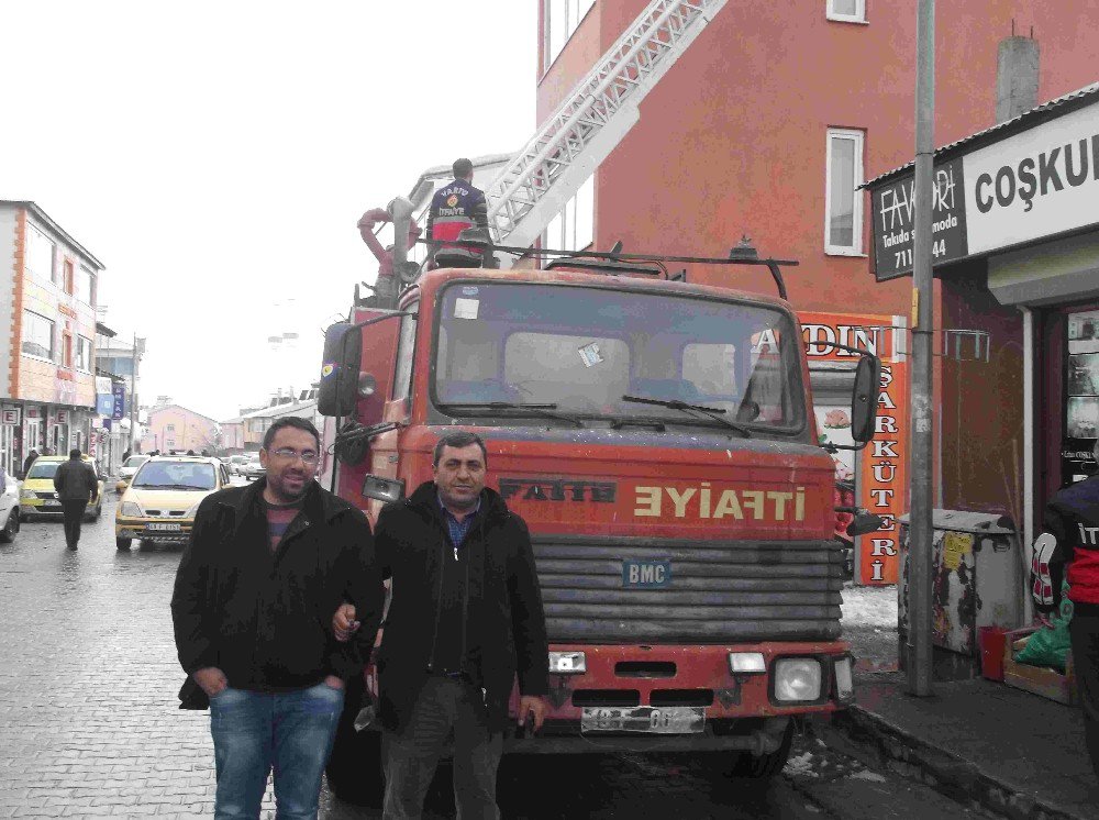 Varto Belediyesinden Buz Kırma Çalışması