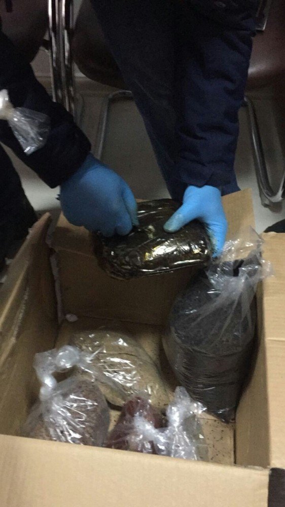 Kargo Paketinden Esrar Çıktı