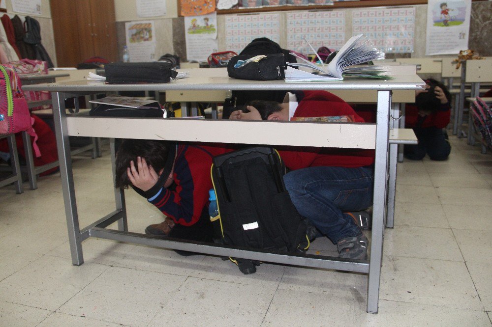 Öğrenciler, Deprem Tatbikatı Yaptı