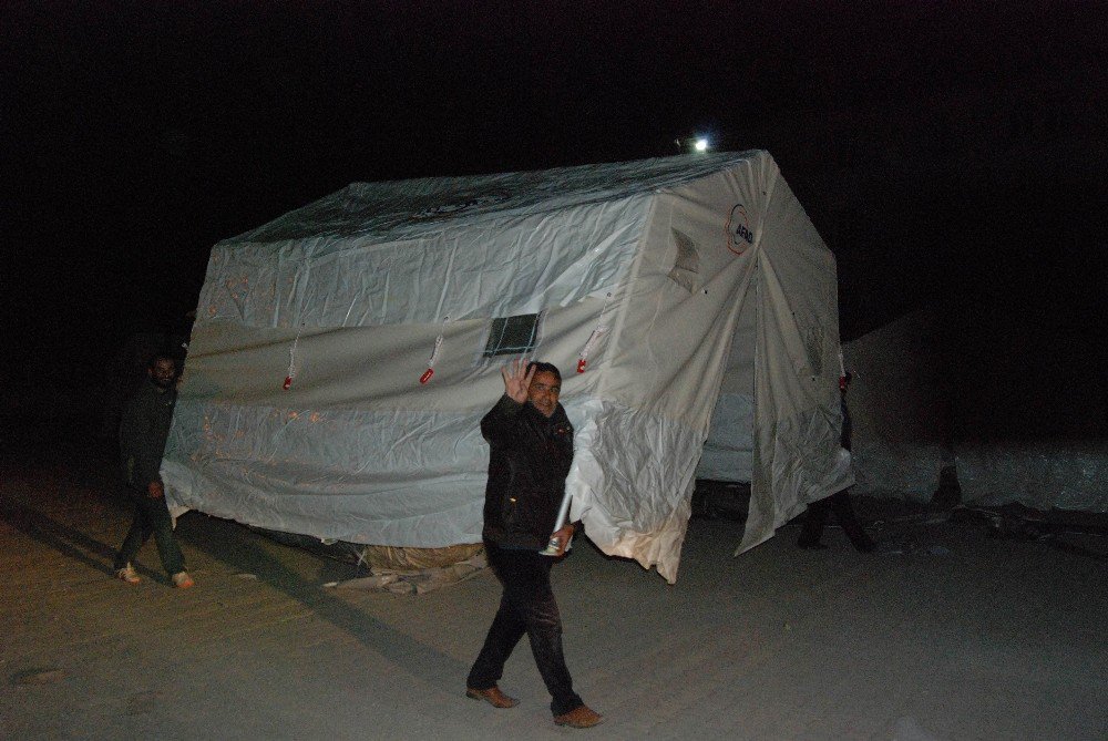 Önce Çadırlara Yerleştiler Sonra İse Sırtlayıp Götürdüler