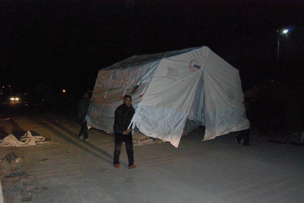 Önce Çadırlara Yerleştiler Sonra İse Sırtlayıp Götürdüler