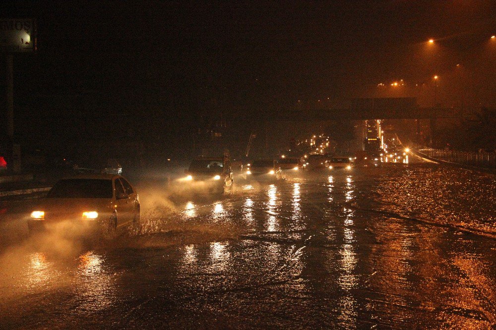Şanlıurfa’da Yağmur Sonrası Ev Ve İş Yerlerini Su Bastı