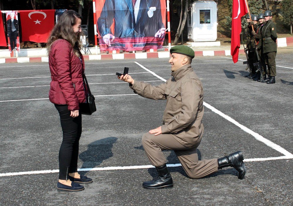Yemin Töreninde Sürpriz Evleneme Teklifi