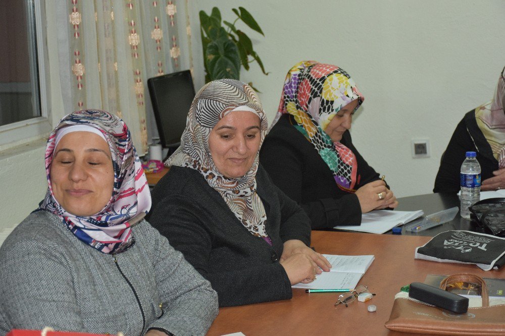 Okuma-yazma Öğrenen Bayanlar Cumhurbaşkanının Adını Yazdı