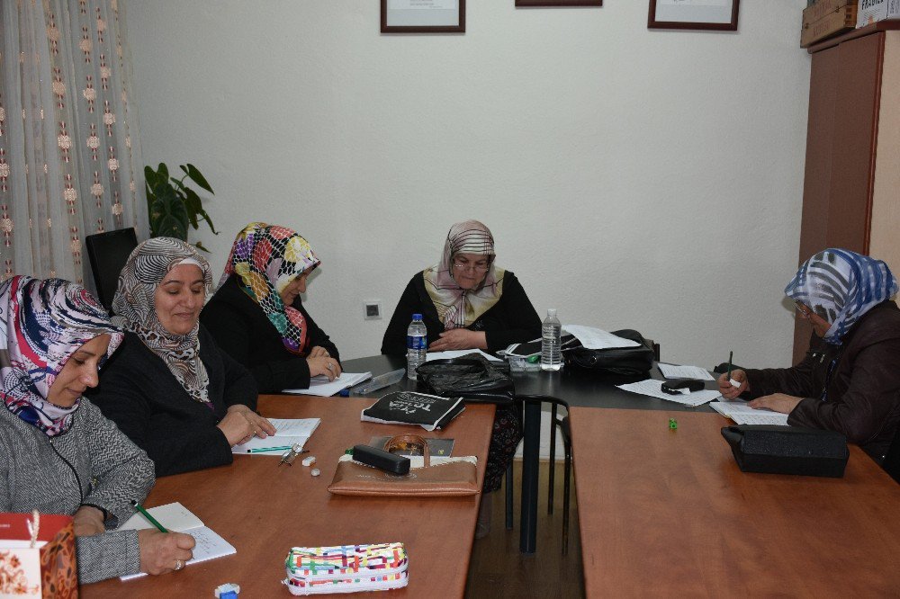 Okuma-yazma Öğrenen Bayanlar Cumhurbaşkanının Adını Yazdı