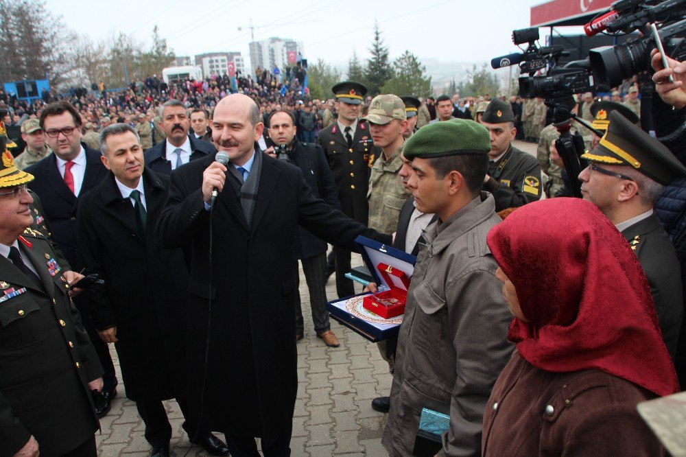 Bakan Soylu’dan Üçüz Çocuklarını Aynı Anda Askere Gönderen Anne Ve Babaya Tebrik