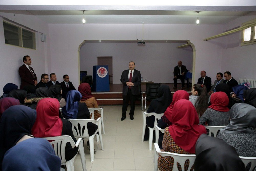 Vali İsmail Ustaoğlu, Kız Anadolu İhl Öğrencileriyle Buluştu