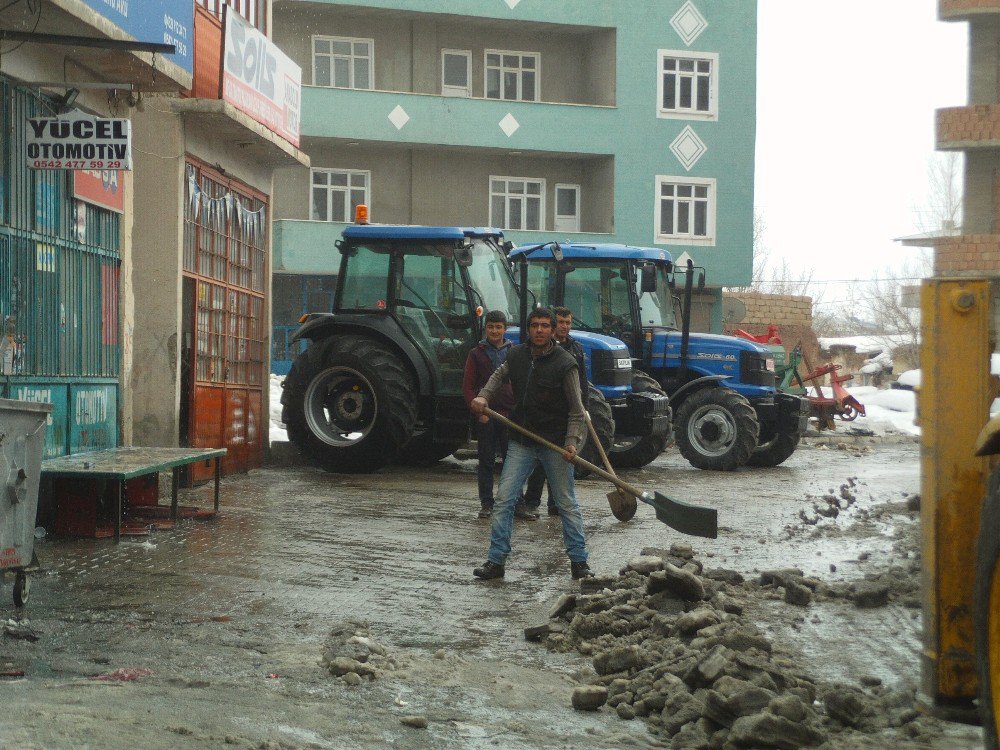Özalp İlçesinde Kar Temizleme Çalışması