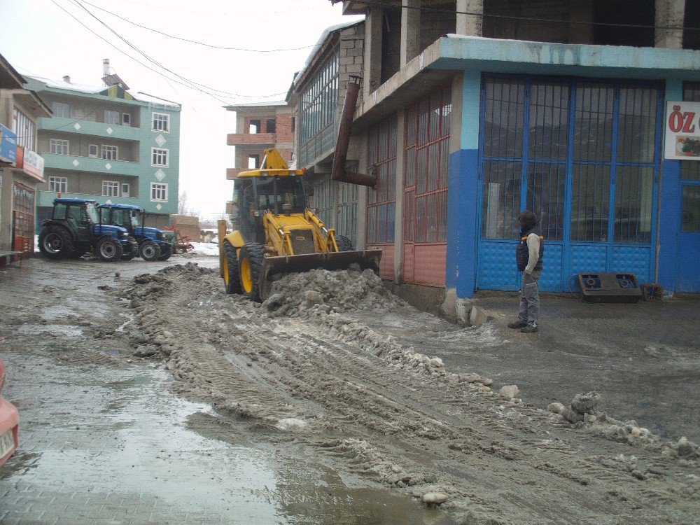 Özalp İlçesinde Kar Temizleme Çalışması