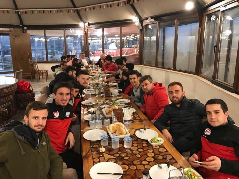 Başkan Duymuş Vezirhanspor’un Yönetici Ve Futbolcularını Ağırladı