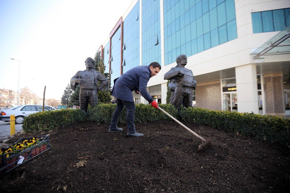 Yenimahalle’de Mevsimlik Çiçekler Yerini Aldı
