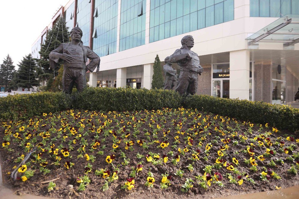 Yenimahalle’de Mevsimlik Çiçekler Yerini Aldı